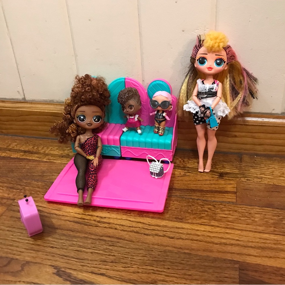 L.O.L. Surprise! LOL OMG Dolls Movie Time
2 Large Dolls w/ TV, Movie Seating